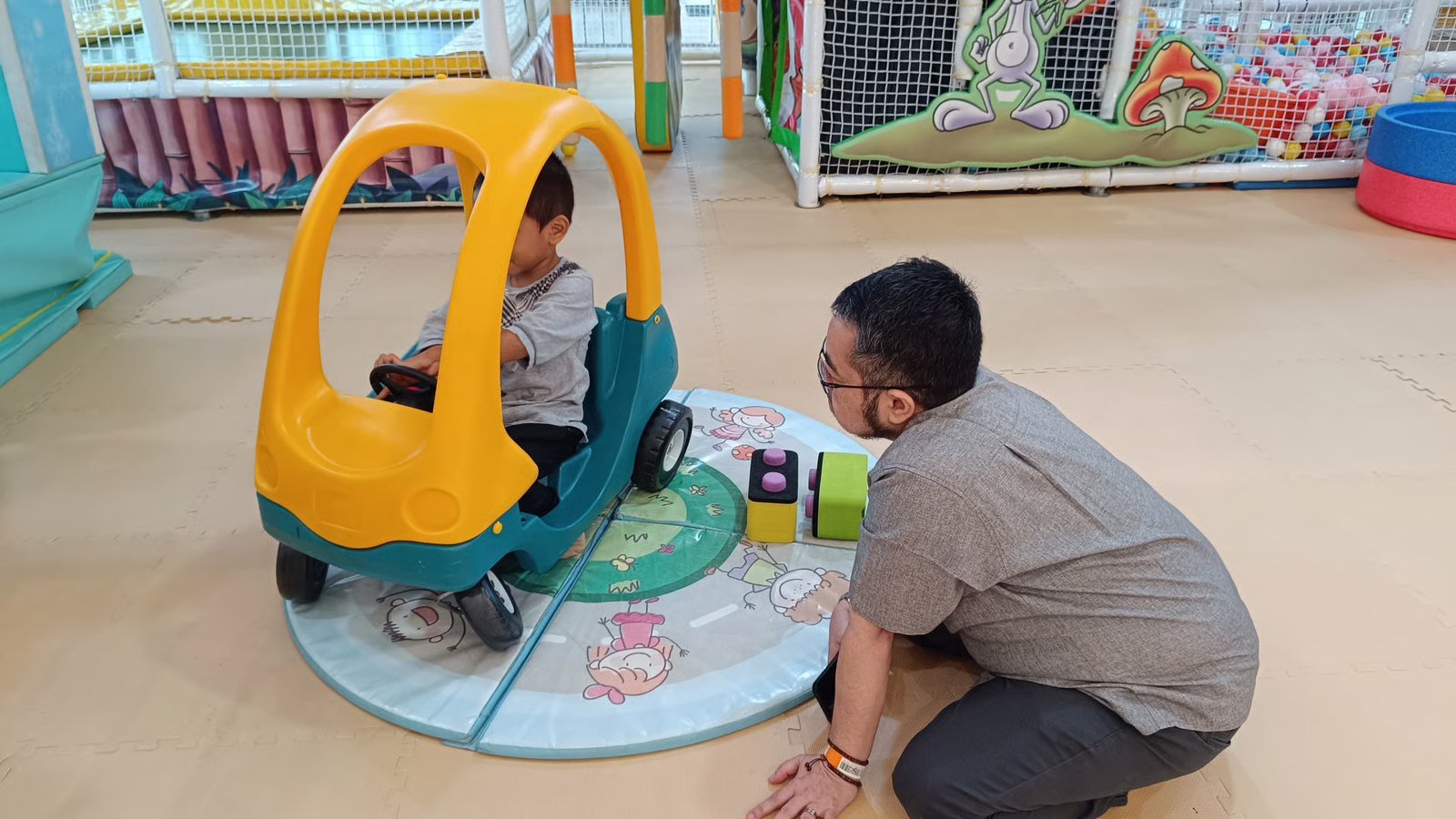 Faiz Hayaza mendampingi anak saat bermain